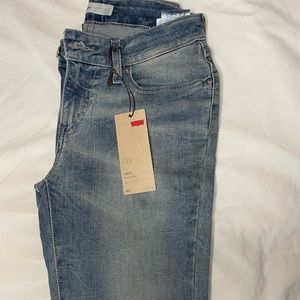 Hello I am selling a pair of Levi’s Jeans brand new with tags never worn